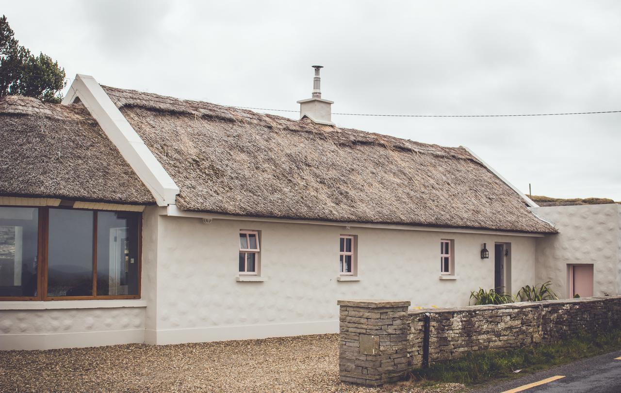 Storytellers Cottage Ballycotteen ภายนอก รูปภาพ