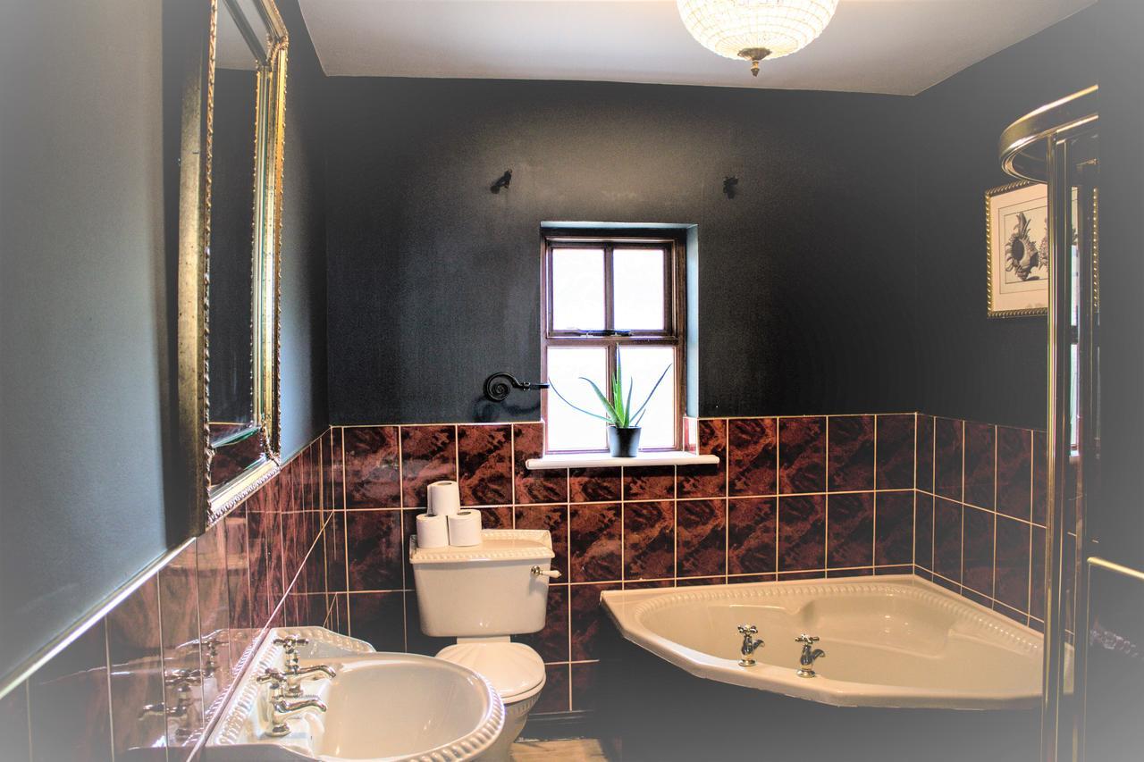 Storytellers Cottage Ballycotteen ภายนอก รูปภาพ