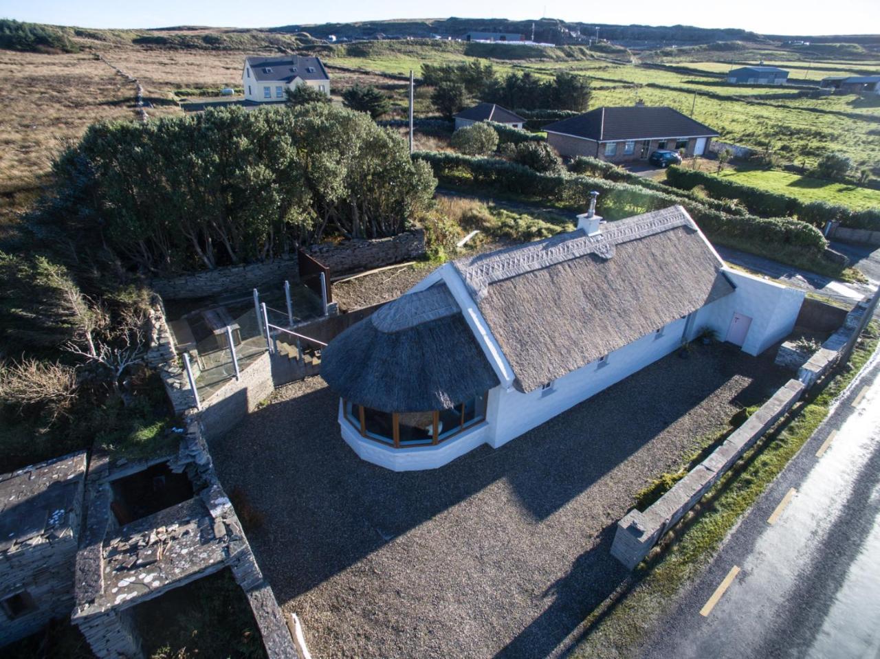 Storytellers Cottage Ballycotteen ภายนอก รูปภาพ