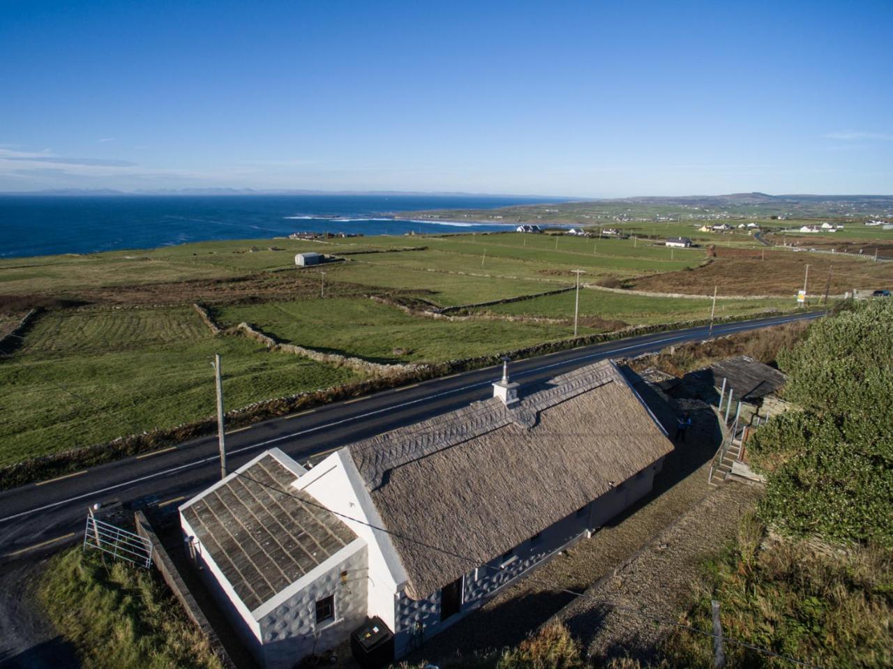 Storytellers Cottage Ballycotteen ภายนอก รูปภาพ